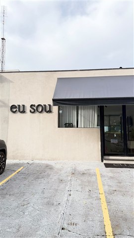 Fachada atual do endereço de atendimento, com entrada de vidro e toldo